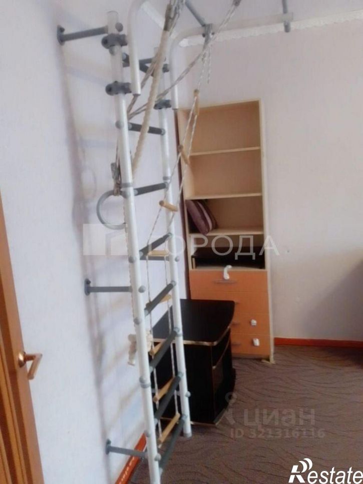 3-комн квартира улица Гущина, 215,  д. 215