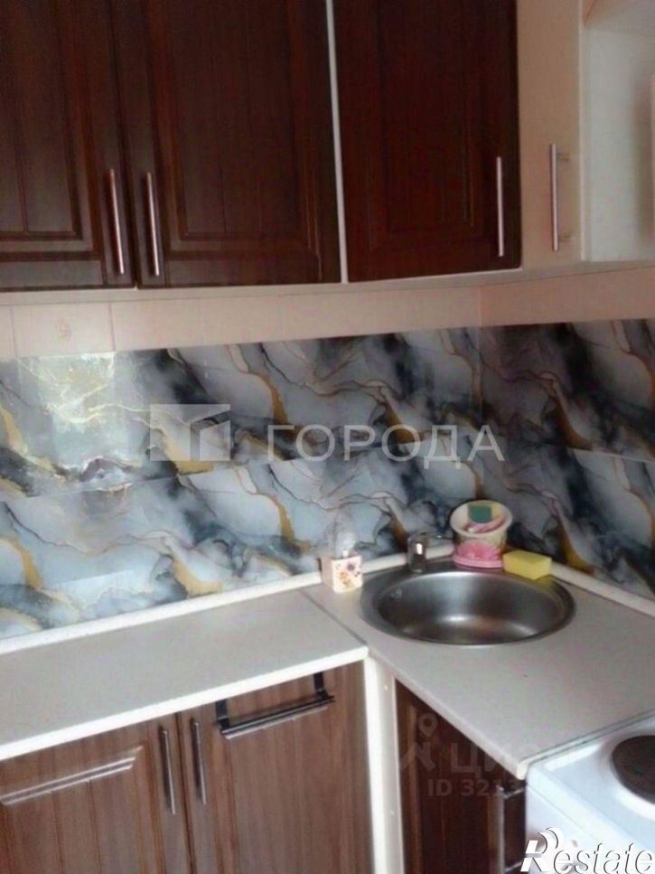 3-комн квартира улица Гущина, 215,  д. 215