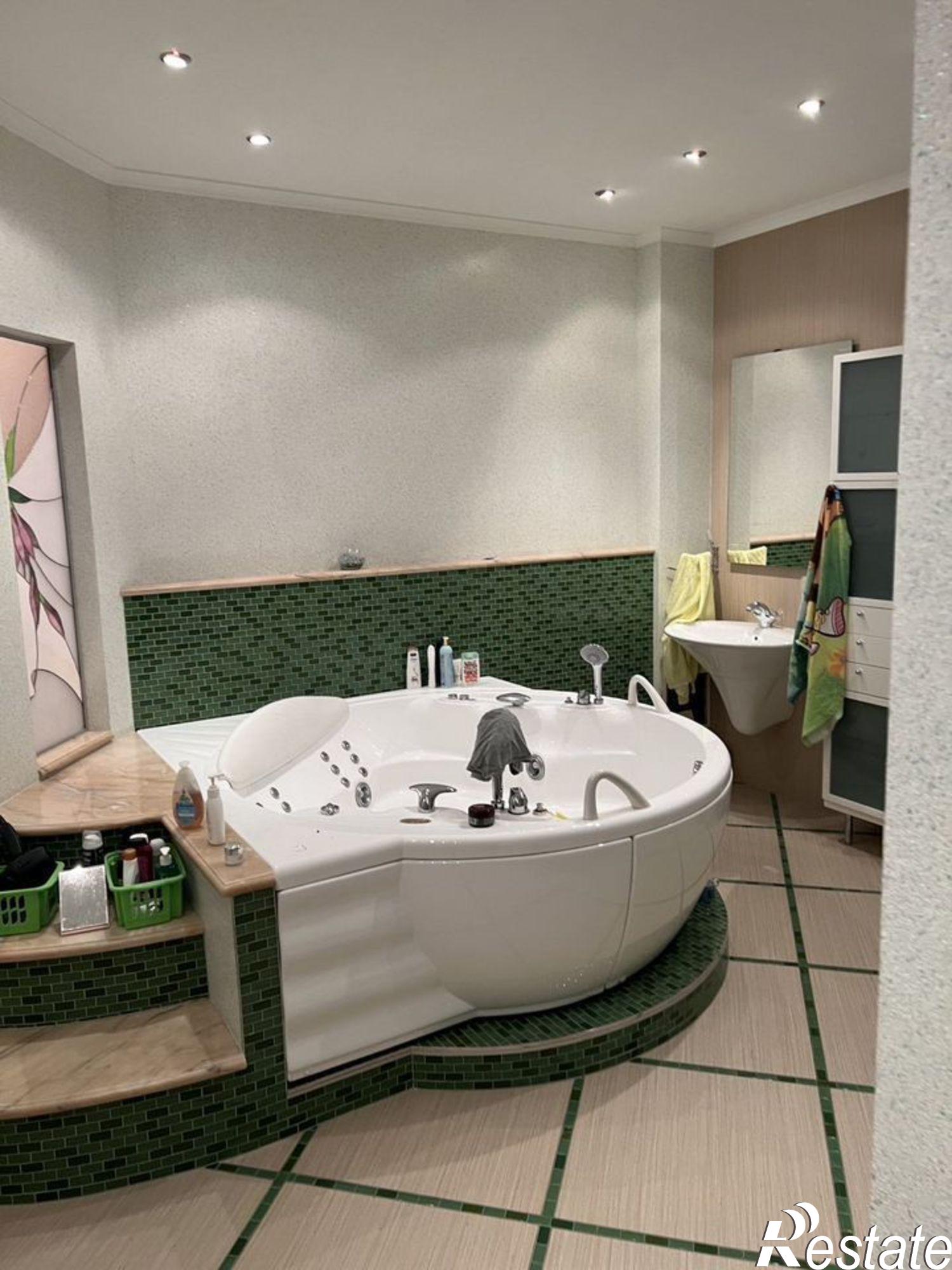 Купить квартиру за 35 000 000 рублей на ул Папанинцев, 102/31