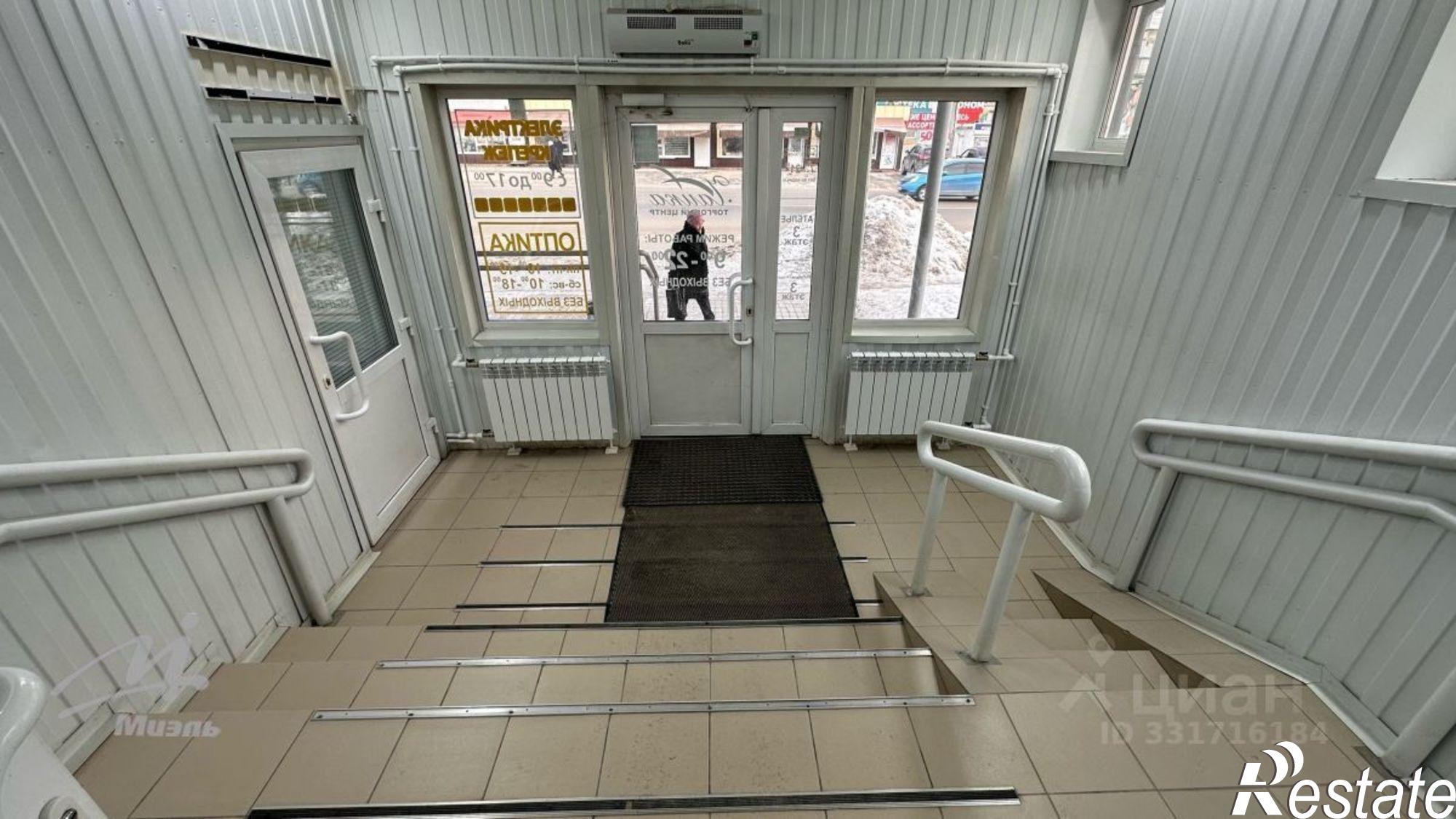 Купить торговое помещение за 109 810 рублей на ул Юрина, 137А