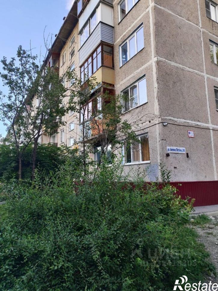 3-комн квартира улица Антона Петрова, 240,  д. 240