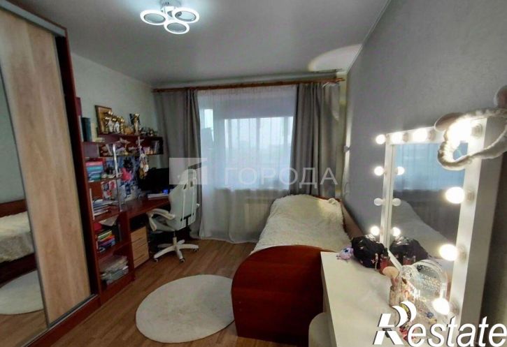 4-комн квартира улица Юрина, 202,  д. 202